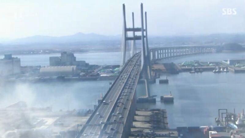 [꼬꼬무 찐리뷰] 양심 버린 갓길 운전, 구조 골든타임 놓쳤다…'서해대교 29중 추돌 사고'의 비극