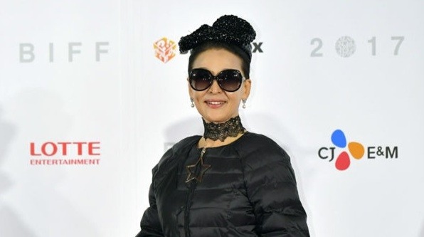 '뇌종양 투병' 윤석화 위독&hellip;"가족 보살핌 속에서 호흡 유지"