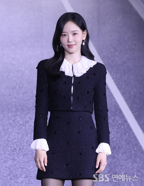 kang hanna black dress 7 outfit disasters in the history of Korean red carpet: Kang Han Na's outfit surpassed those of Kim So Yeon and Lee Sung Kyung regarding its disturbing level