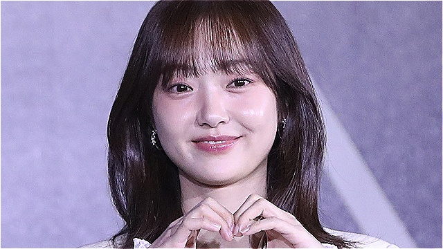 [E포토] 김혜준, '하트로 마음을 움직이는 초능력'