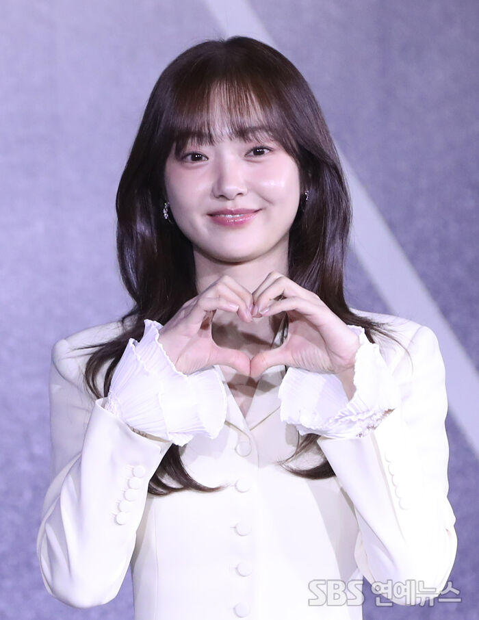 Kim Hye Jun's Heart Pose Is Her Secret Superpower