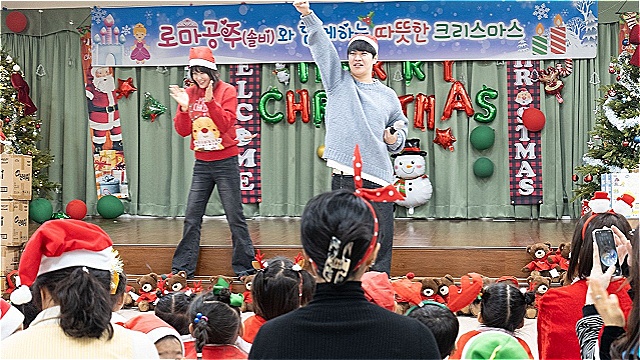 솔비, 13년째 보육원 찾아 봉사활동..."스탠드업 코미디언 김동하와 함께"