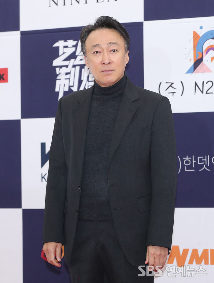 Lee Sung-min poses at the 29th Chunsa International Film Festival