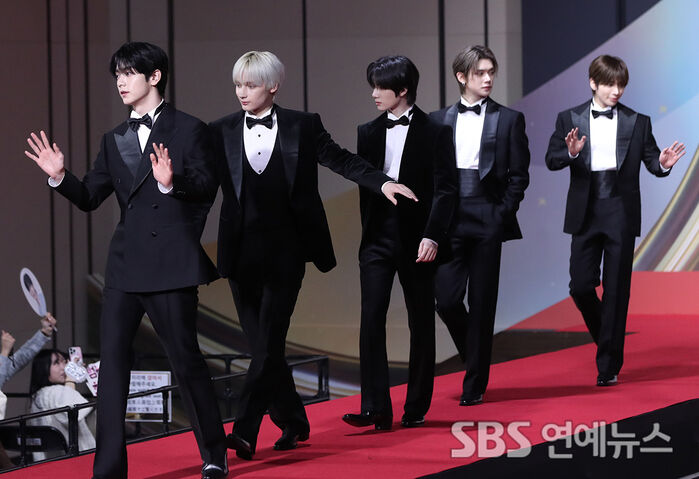 TOMORROW X TOGETHER on the Red Carpet at the 2025 SBS Music Awards