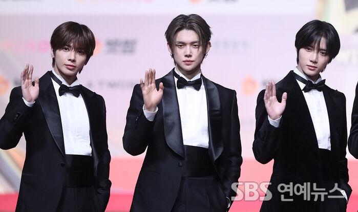 TOMORROW X TOGETHER on the Red Carpet at the 2025 SBS Music Awards