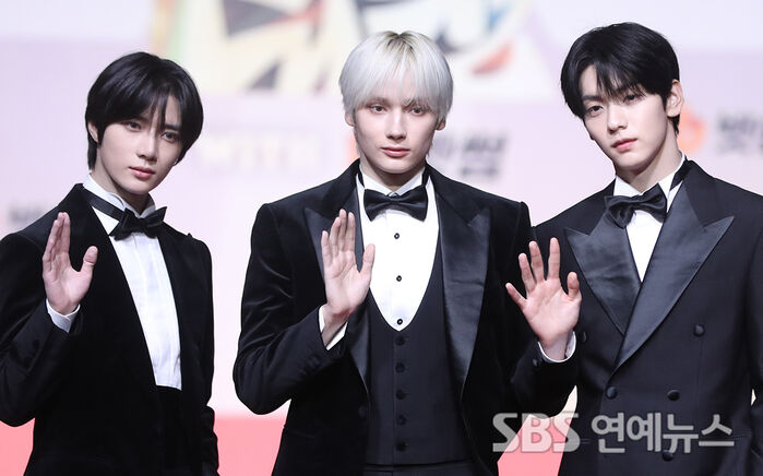 TOMORROW X TOGETHER on the Red Carpet at the 2025 SBS Music Awards