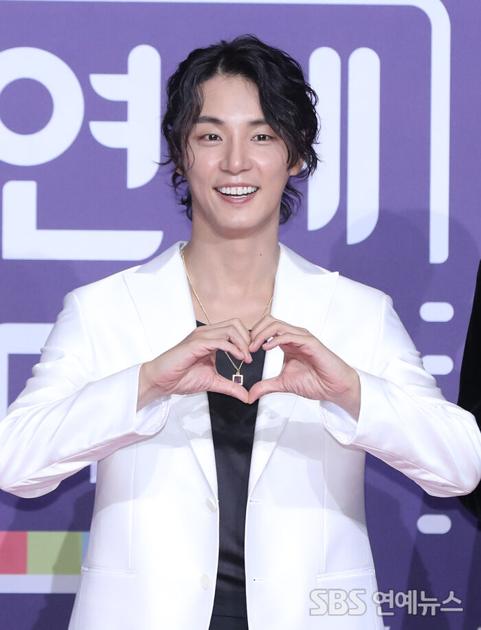 Im Won-hee, Yoon Shi-yoon, and Yoon Hyun-min pose on the photo wall