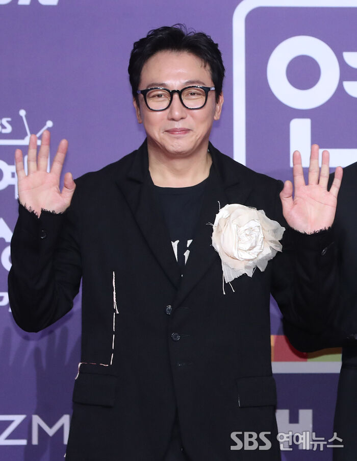 The trio brings playful energy to the 2025 SBS Entertainment Awards red carpet