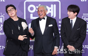 Tak Jae-hoon&middot;Choo Sung-hoon&middot;Kim Won-hoon Hit the Red Carpet at the 2025 SBS Entertainment Awards