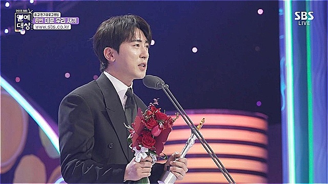 'SBS연예대상' 김원훈-이수지, '마이턴'으로 '신인상' 수상&middot;&middot;&middot;김원훈, "상 못 받으면 깽판 칠까 생각"