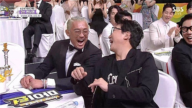 'SBS연예대상' 탁재훈♥추성훈, '중년 러브버그' 신스틸러상 수상&middot;&middot;&middot;"우리 사실 그런 사이 아니야"
