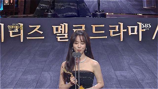 'SBS연기대상' 한지민, '최우수 연기상' 수상&hellip;"든든한 오른팔 이상희와 완벽한 비서 이준혁 고마워"