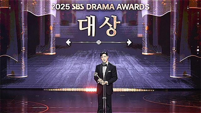 이제훈, 새 역사 썼다&hellip;'모범택시'로 두 번째 'SBS연기대상' 영예[종합]