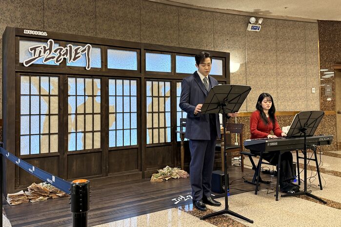 Musical 'Fan Letter' Marks 10th Anniversary with Pre-Show Lobby Piano Sessions