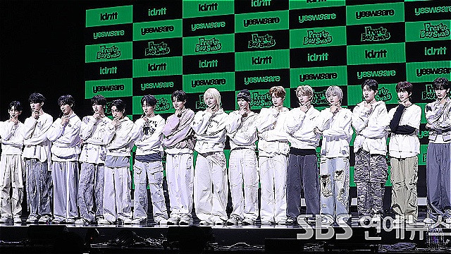 [E포토] 아이덴티티, '두 유닛이 함께 컴백'