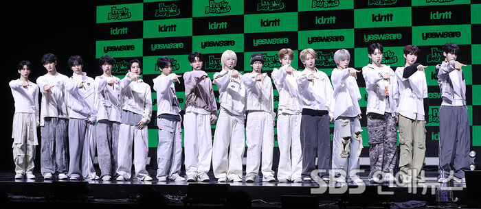 IDNTT Poses at Blue Square