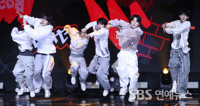 idntt brings high energy to the 'Pretty Boy Swag' stage