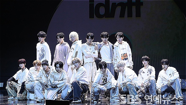 [E포토] 아이덴티티, '무대를 꽉 채우는 열다섯 멤버들'