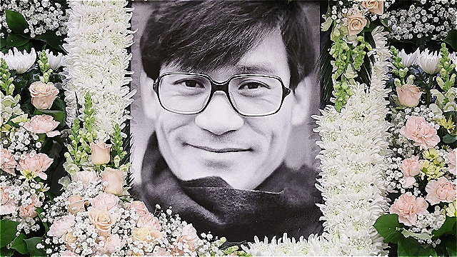 [E포토] 영정 속 미소 짓는 '국민 배우' 안성기