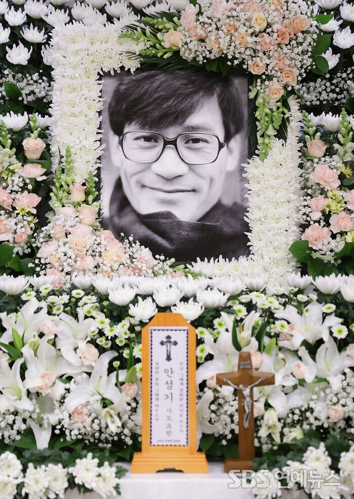 Ahn Sung-ki Remembered With a Gentle Smile in His Memorial Portrait