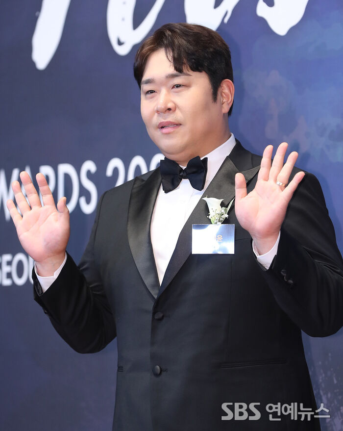 Moon Se-yoon Says Thanks After ‘Entertainer of the Year’ Win