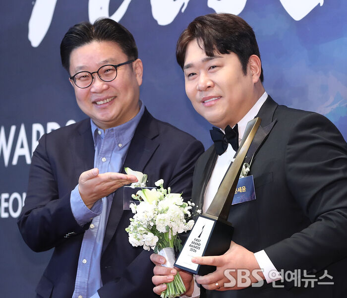 Seo Kyoung-duk and Moon Se-Yoon Declare ‘Kimchi Is Ours’ at Korea First Brand Awards
