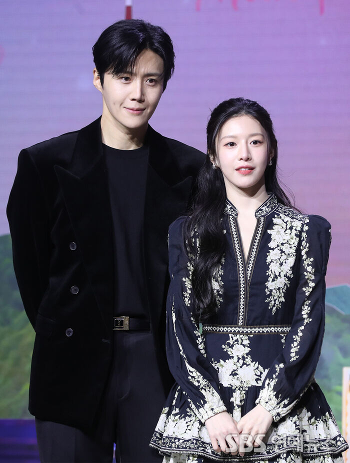 Kim Seon-ho and Go Youn-jung