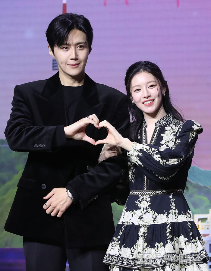 Kim Seon-ho & Go Youn-jung Show Sparkling Chemistry in Netflix's 'Can This Love Be Translated?'