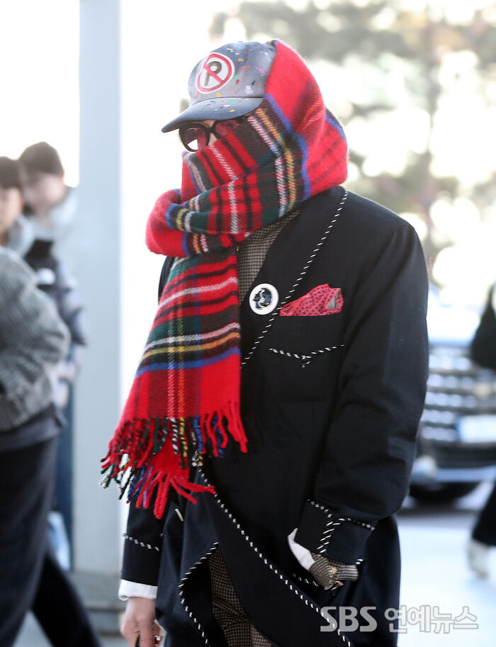 G-DRAGON Bundles Up at Incheon Ahead of Paris Fashion Week