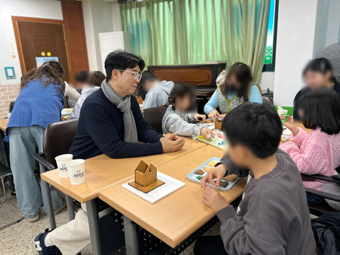Park Soo-hong Volunteers With Kids at Aeshin Children’s Home