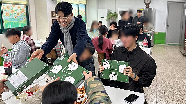 박수홍, 25년 인연의 보육원 찾아 3000만 원 기부