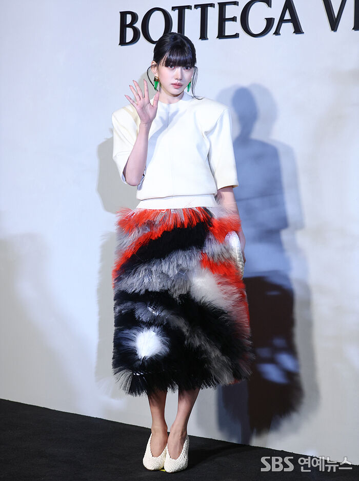 MEOVV SOOIN Adds Bright Energy to the Cameras at a Fashion Brand's Photo Call