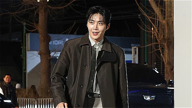 김선호, 연극으로 컴백한다…'비밀통로' 오늘(13일) 개막