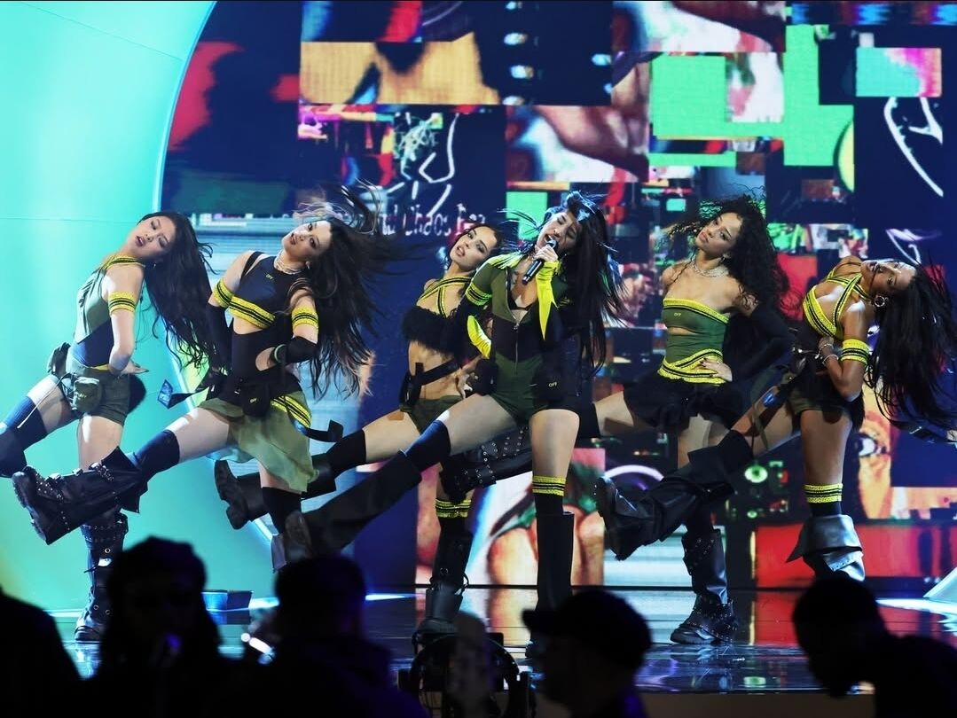 '데뷔 2년 차' 캣츠아이, 미 그래미서 파격 퍼포먼스…'기립박수' 쏟아져