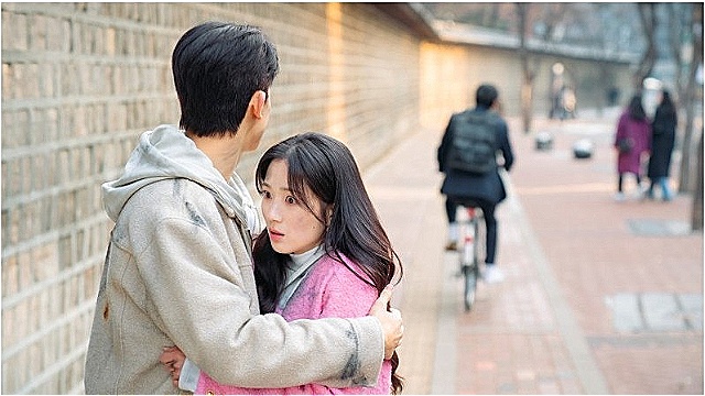 김혜윤X로몬, 눈물 포옹 그 후&hellip;'오인간' 모태솔로 구미호, 낯선 설렘 포착