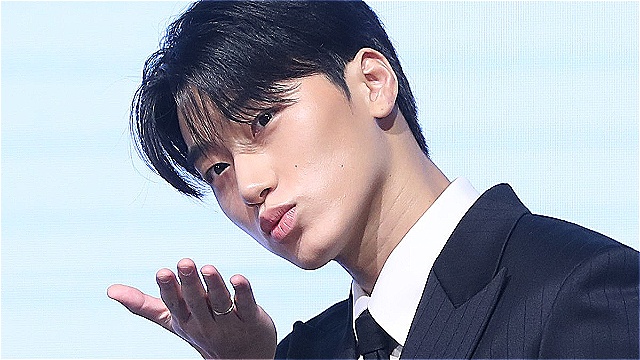 [E포토] 에이티즈 산, '출구 없는 매력의 손키스'