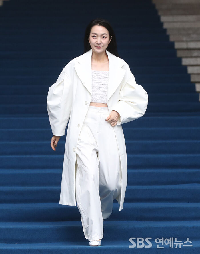 Kim Ju-ryeong Stuns in All-White at Seoul Fashion Week