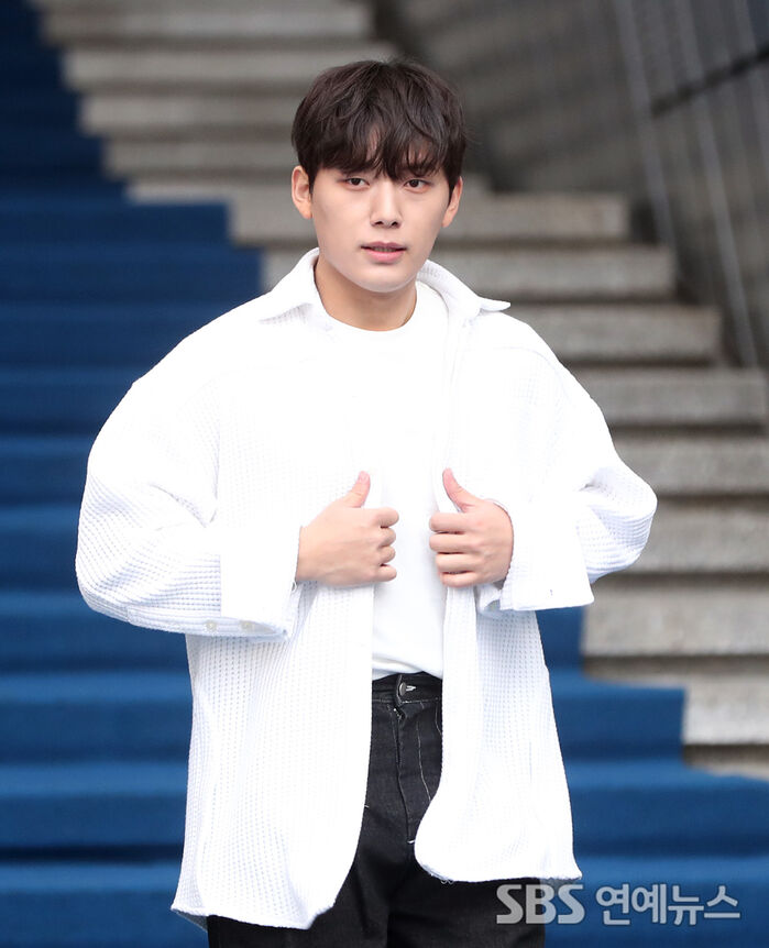 Jung Taek-hyun Channels Charisma at Seoul Fashion Week