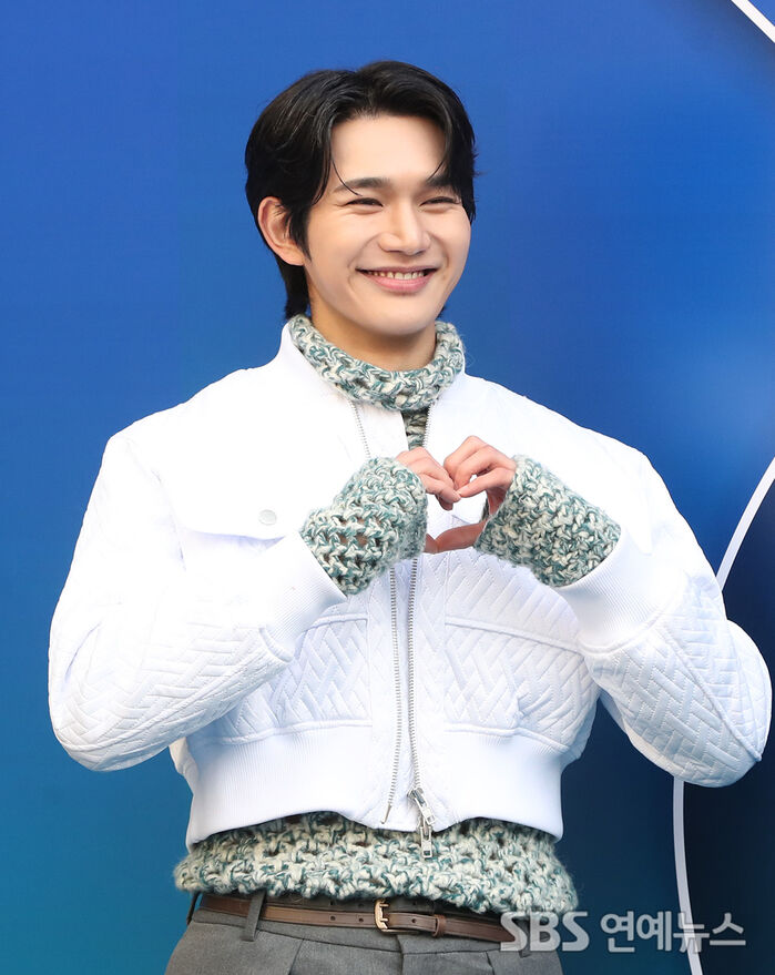 Yoon Sang-hyun Melts the Cold With a Heart Pose and a Smile