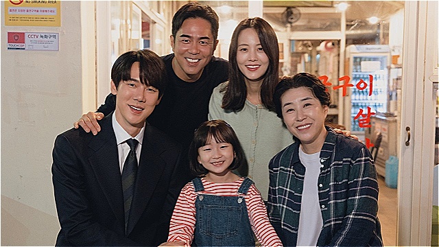 유연석, 귀신 사연 외면 못하는 이유…'신이랑 법률사무소', 가족사진 깜짝 공개