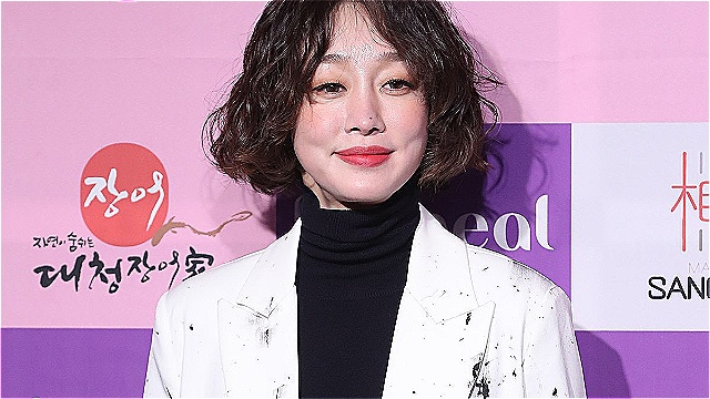 Choi Yeo-jin Takes On Her First Play, 'Educating Rita!'