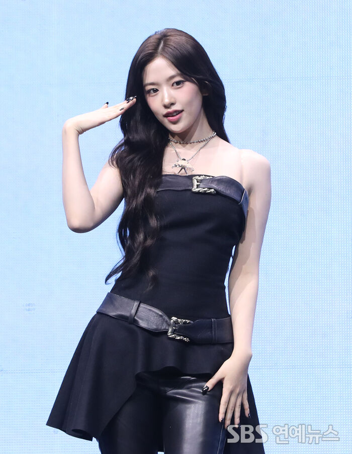 IVE’s AN YUJIN Stuns With Sharp, Alluring Poses