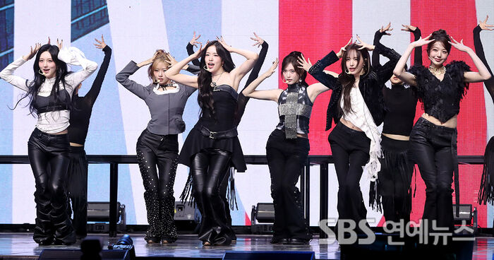 IVE Unleash ‘BLACKHOLE’ Performance at ‘REVIVE+’ Media Showcase