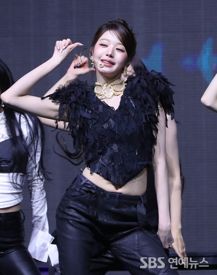 IVE’s Jang Wonyoung Steals the Show With ‘BLACKHOLE’ Performance