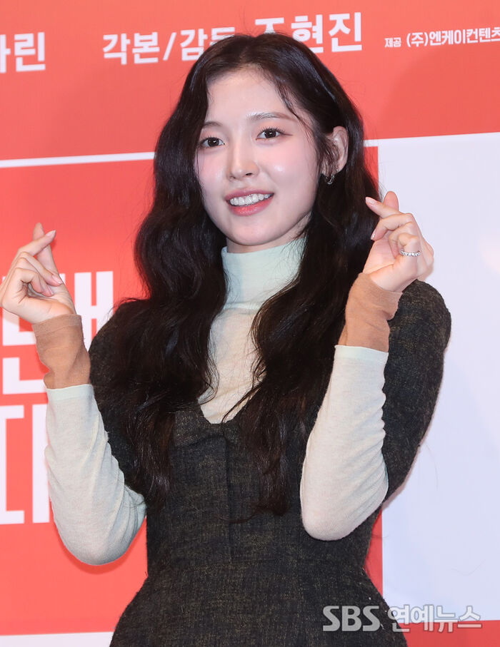 OH MY GIRL ARIN Goes Full Movie Star at 'Mad Dance Office' Press Screening
