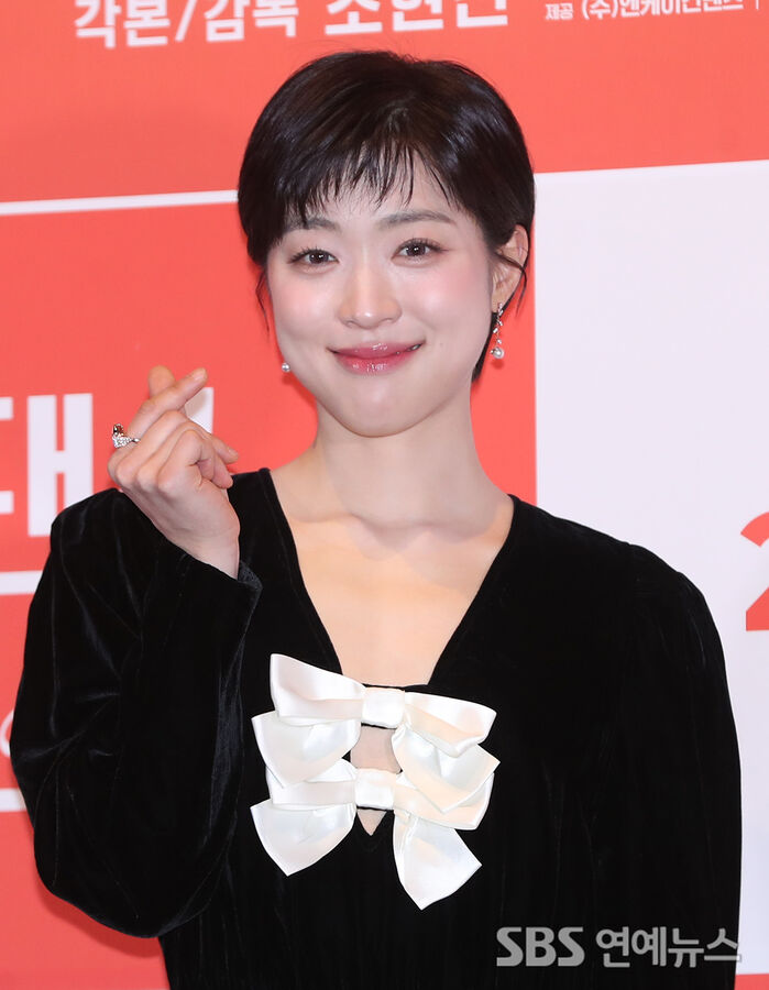 Choi Sung-eun Sends Hearts at 'Mad Dance Office' Press Screening