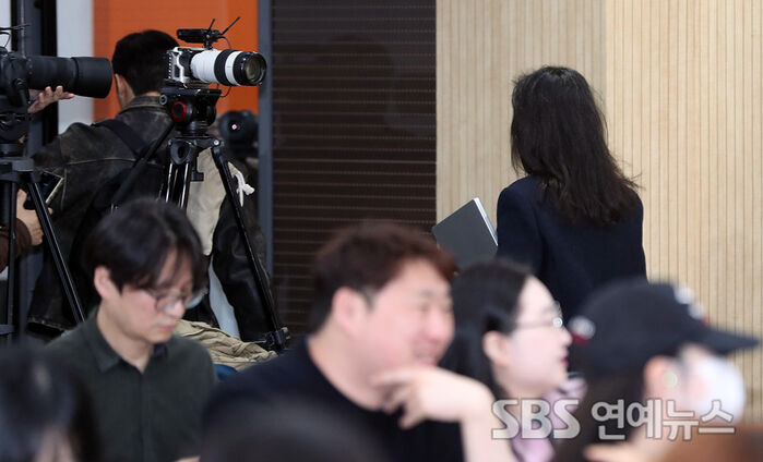 Min Hee-jin Exits Press Conference After Addressing HYBE First-Trial Ruling