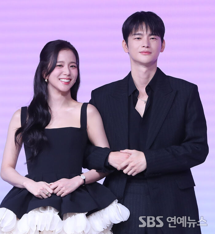 JISOO and Seo In Guk