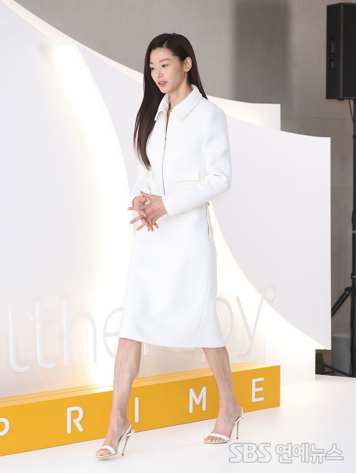 Gianna Jun Shines in All-White at Merz Aesthetics Photo Wall in Seoul