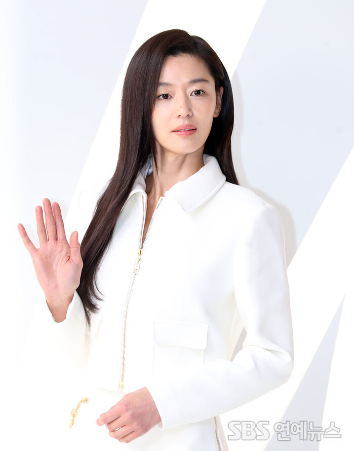 Gianna Jun Stuns at Merz Aesthetics Photo Wall in Seoul